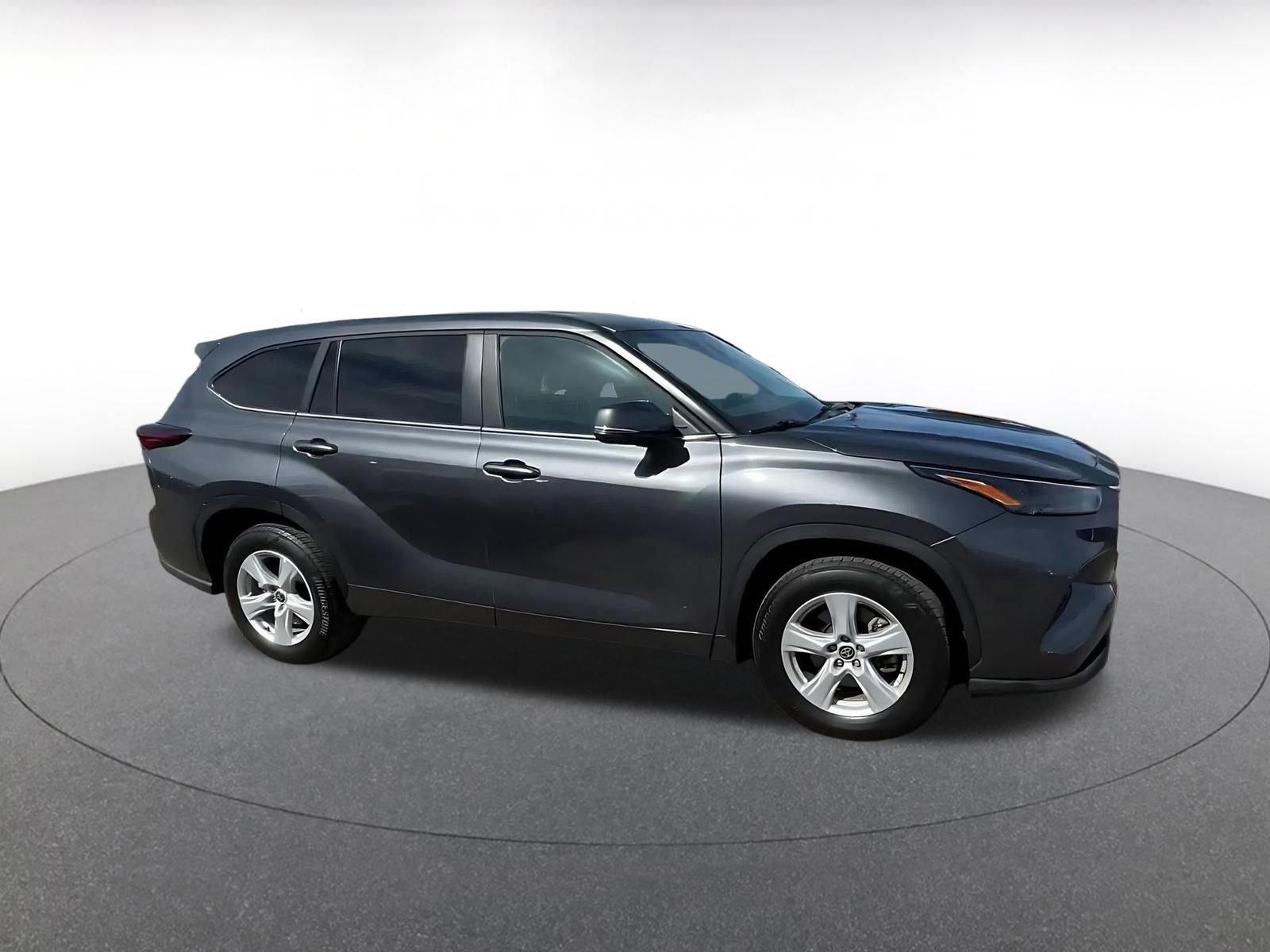 Used 2025 Toyota Highlander LE image 2