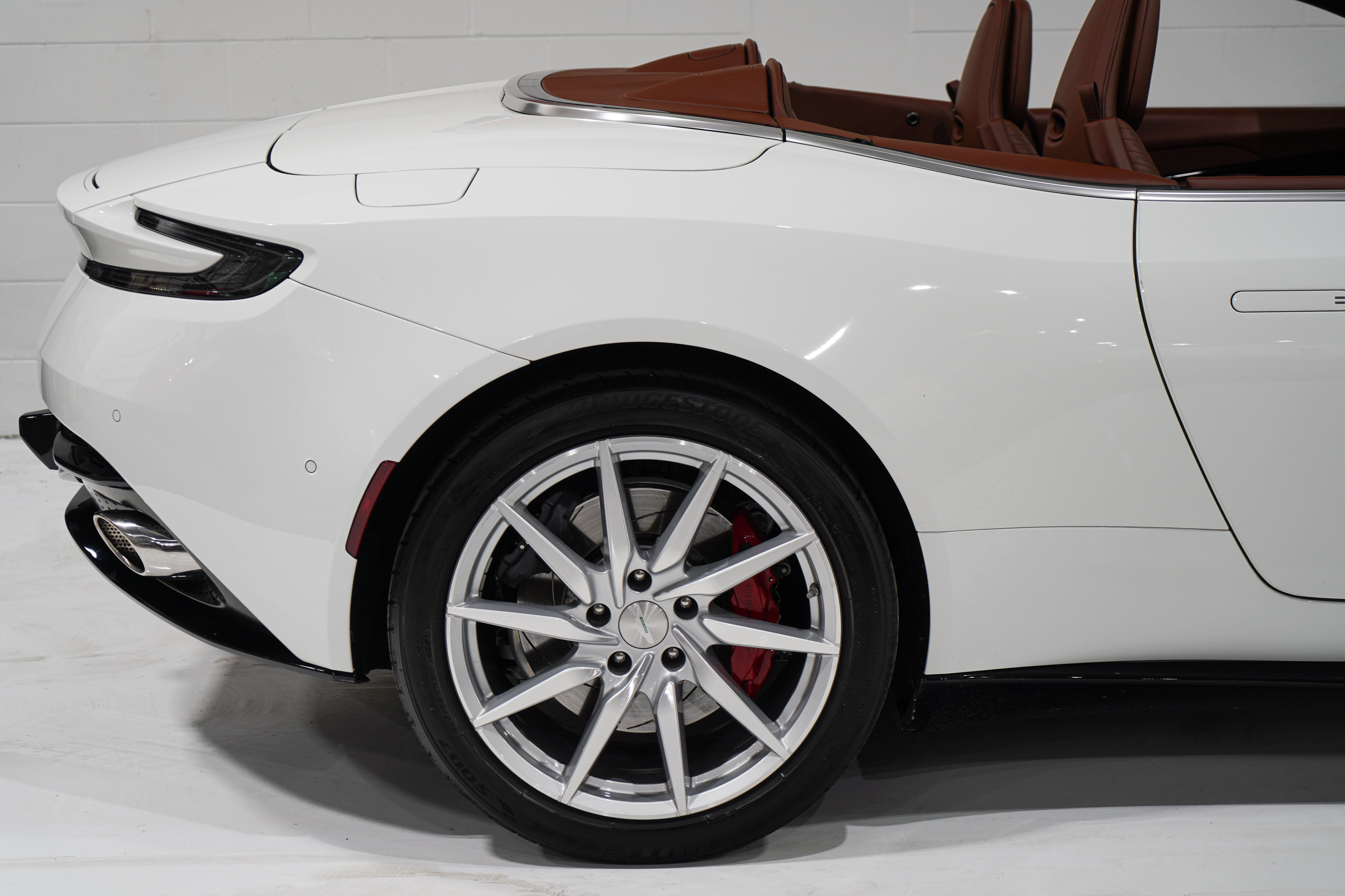 Used 2020 Aston Martin DB11 Volante RWD image 23