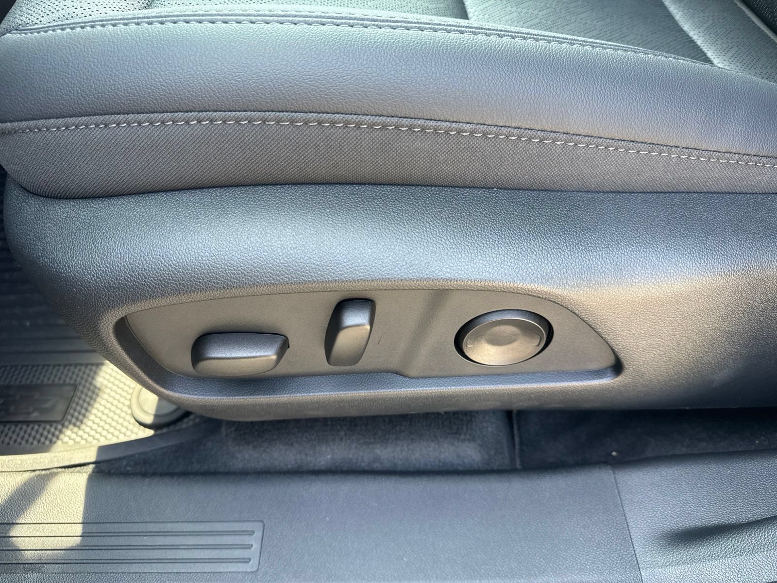 New 2027 Chevrolet Equinox LT w/ Convenience Package II FWD image 18