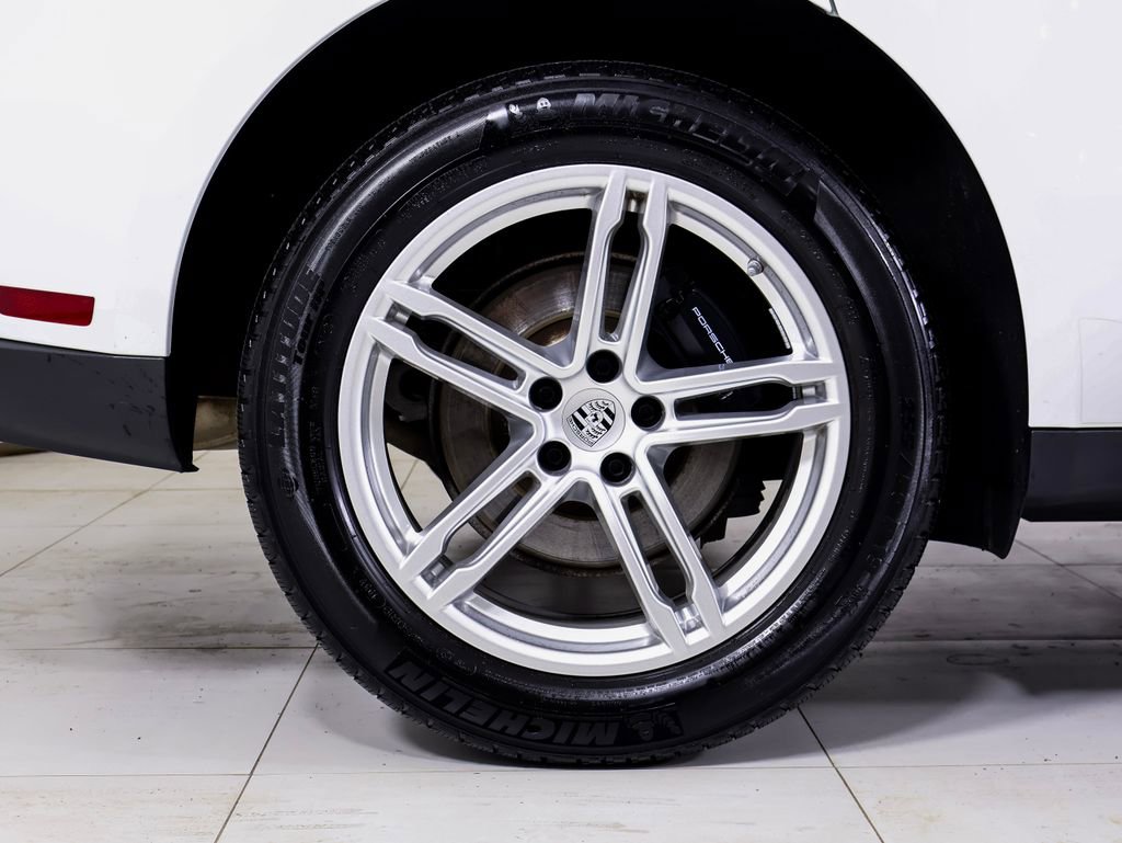 Certified 2025 Porsche Macan AWD/4WD image 24