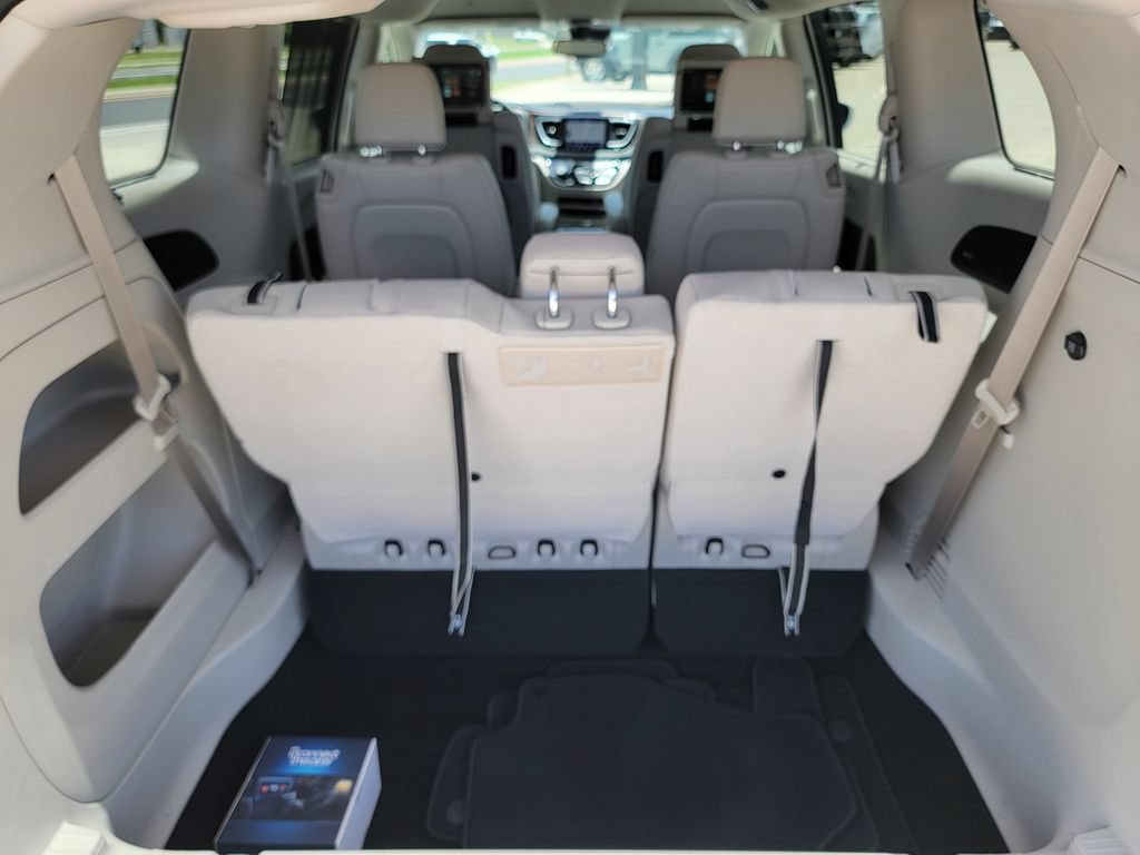 Used 2018 Chrysler Pacifica Touring-L Plus w/ Advanced Safetytec Group FWD image 17