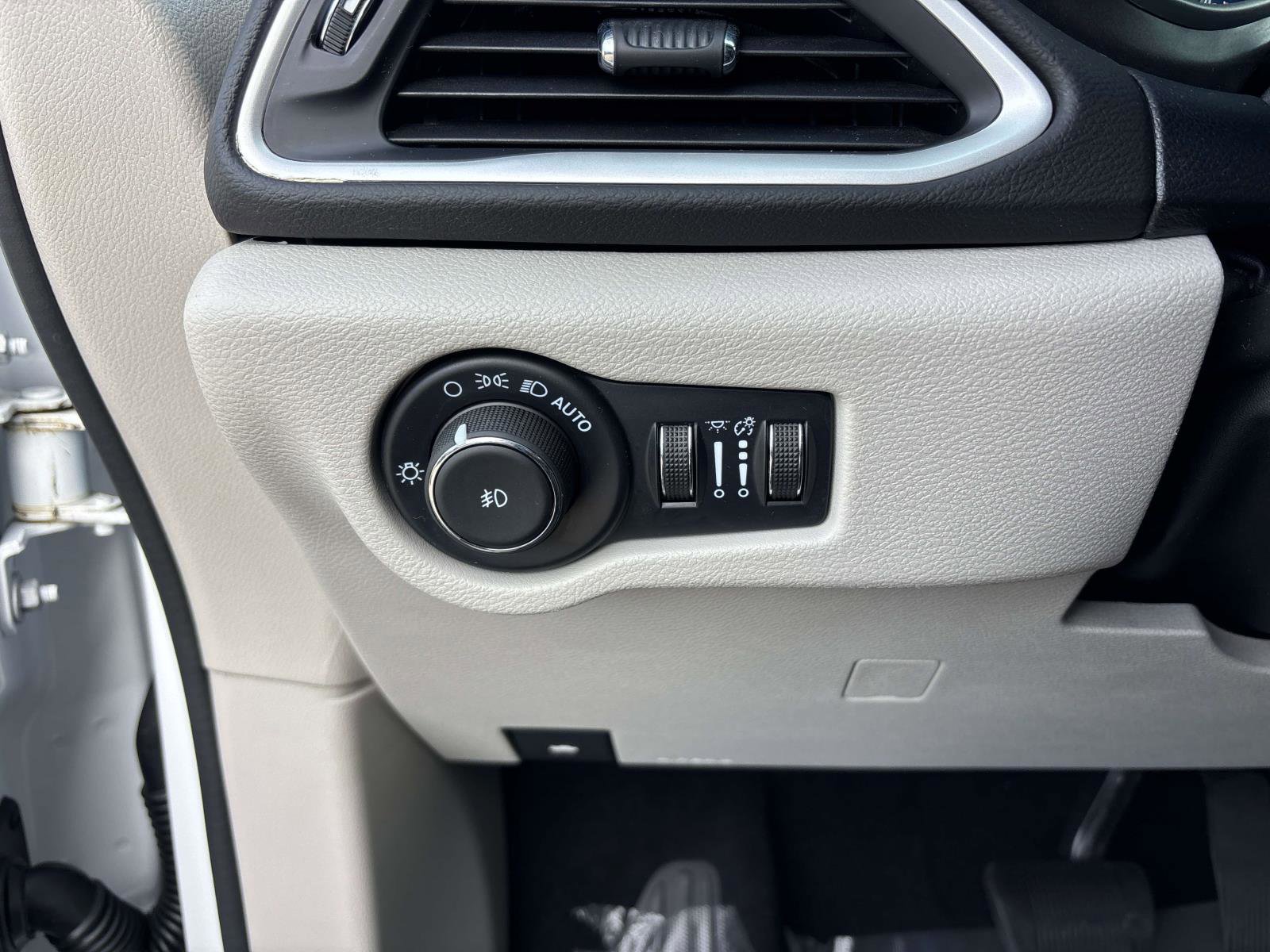 Used 2024 Chrysler Pacifica Touring-L FWD image 20