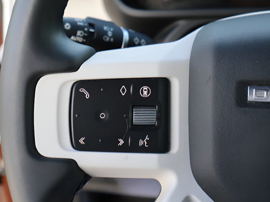 Certified 2025 Land Rover Defender 130 X-Dynamic SE AWD/4WD image 30