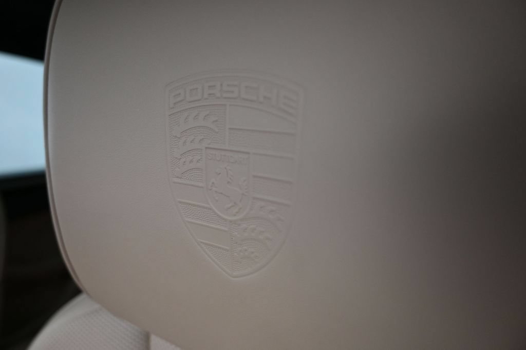 Certified 2022 Porsche Macan AWD/4WD image 10