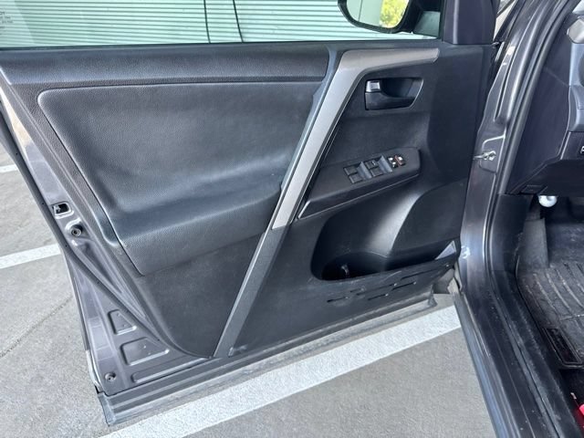 Used 2016 Toyota RAV4 LE AWD/4WD image 5