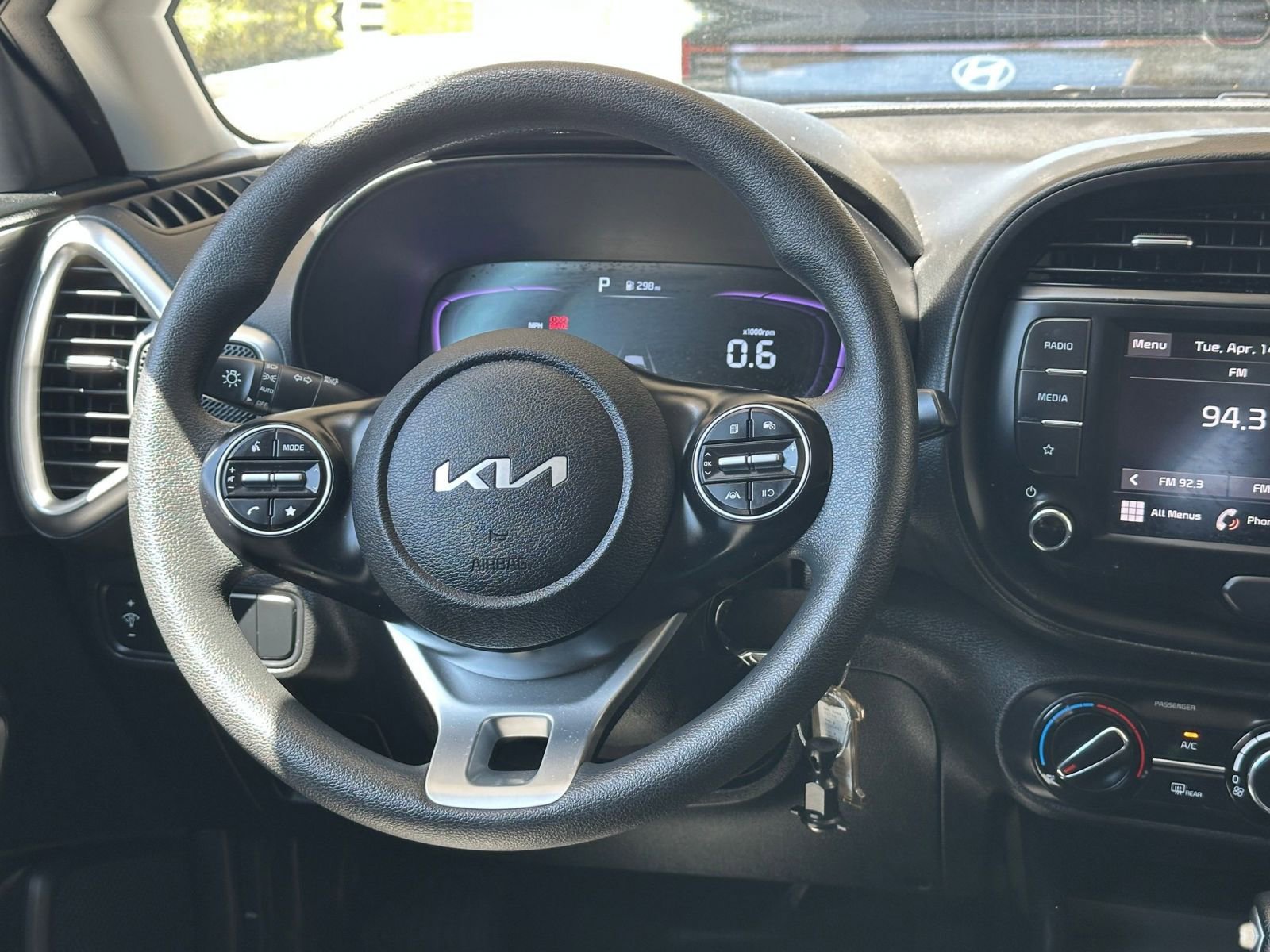 Used 2025 Kia Soul LX w/ LX Technology Package FWD image 32