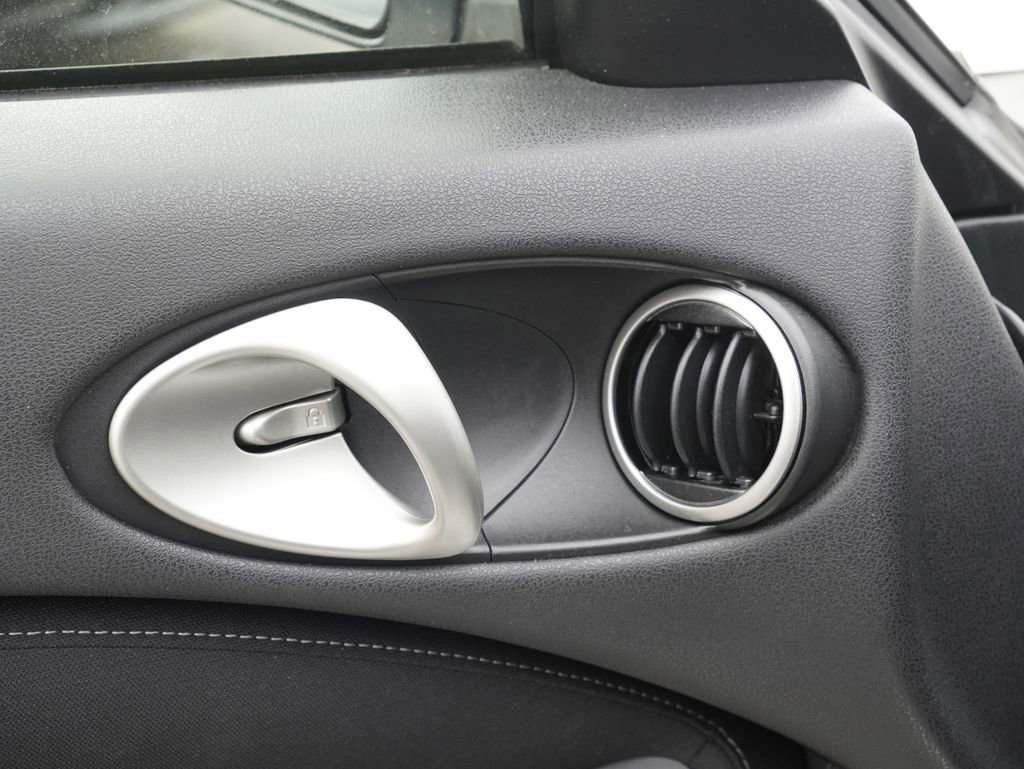 Used 2020 Nissan 370Z Coupe RWD image 8