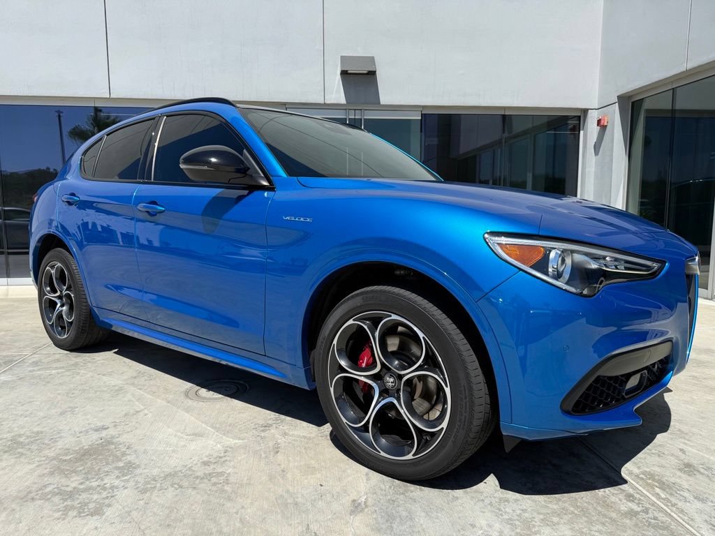 Used 2023 Alfa Romeo Stelvio Veloce AWD/4WD video 1