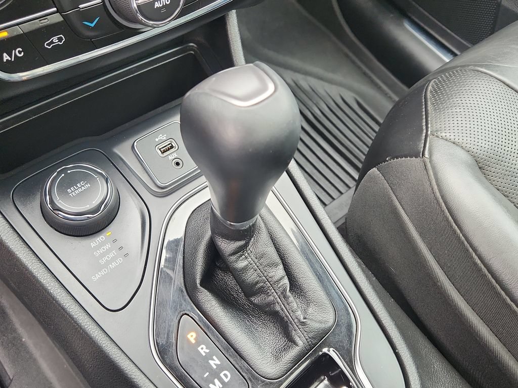 Used 2019 Jeep Cherokee Overland w/ Technology Group AWD/4WD image 18
