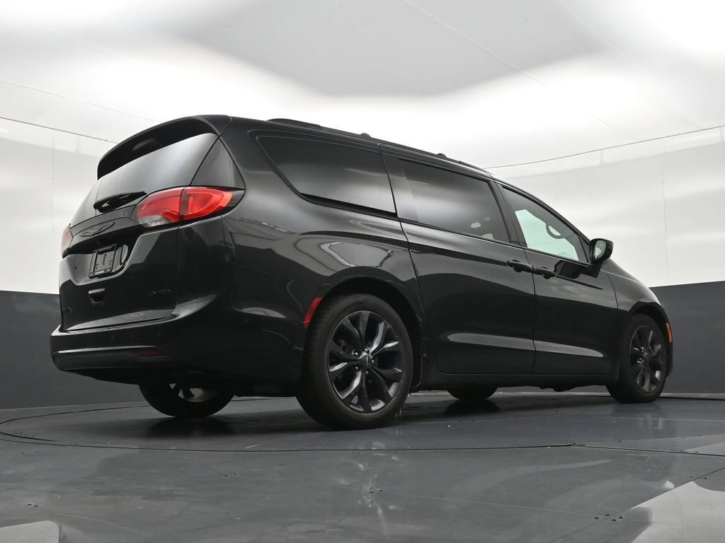 Used 2019 Chrysler Pacifica Limited w/ Advanced Safetytec Group FWD image 28