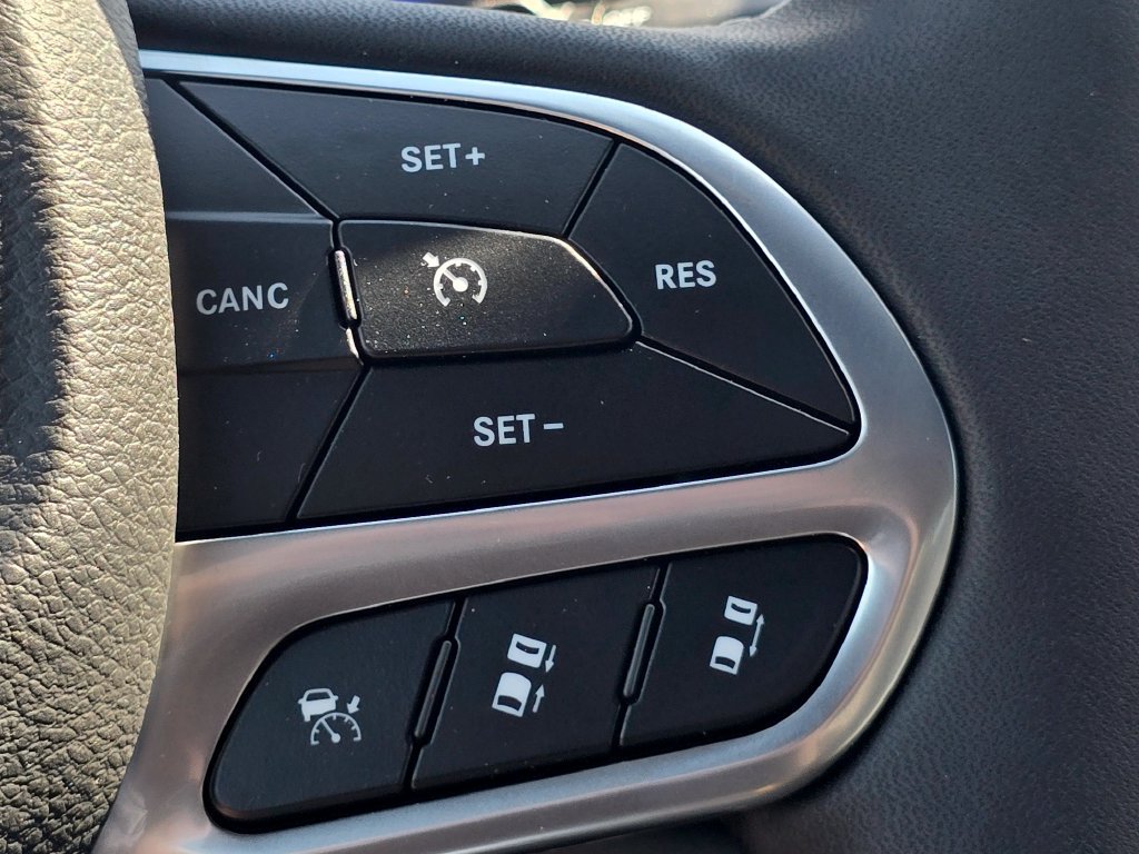 Used 2026 Chrysler Pacifica Select FWD image 38