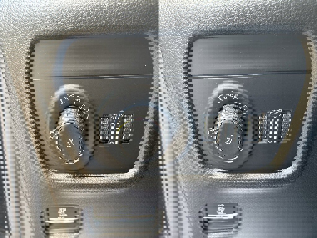 Used 2024 Jeep Grand Cherokee Limited w/ Black Appearance Package image 24