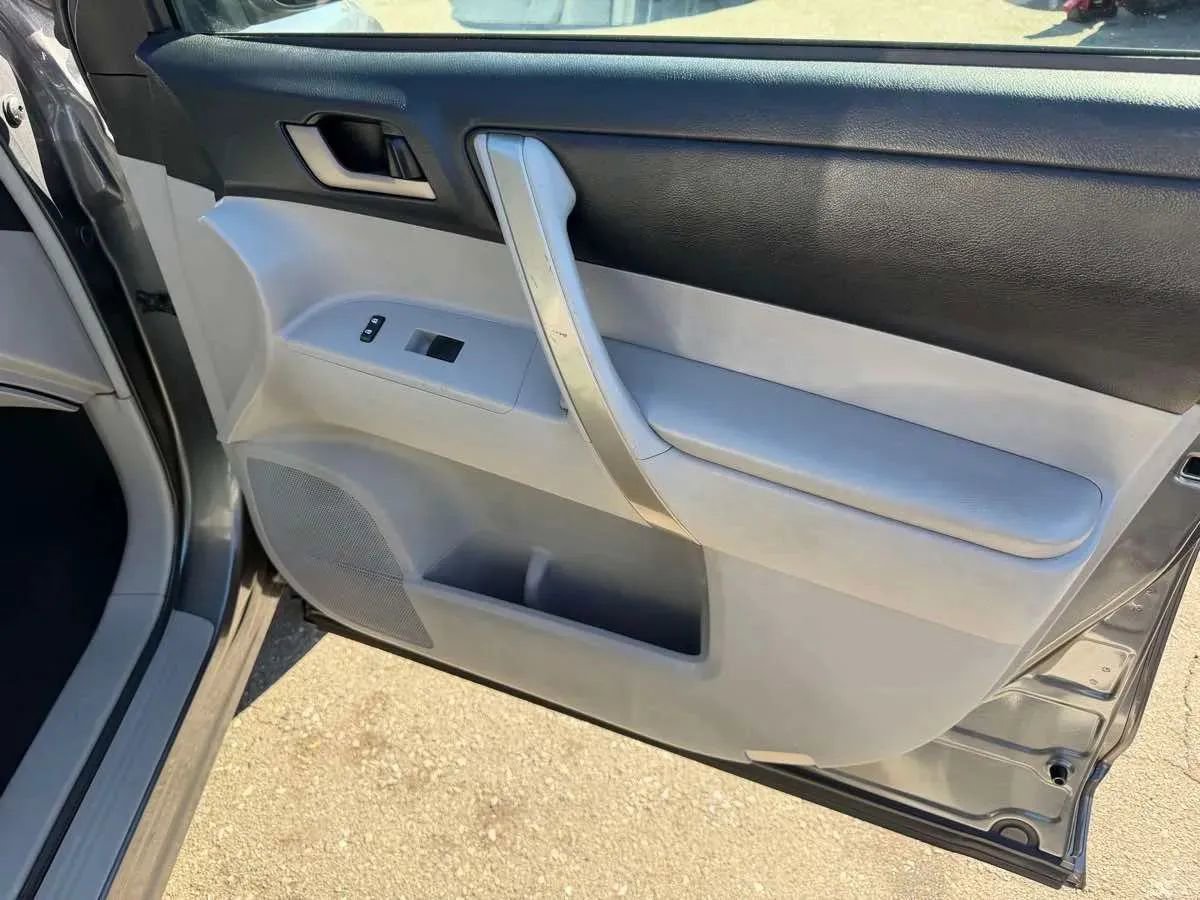 Used 2012 Toyota Highlander SE FWD image 19