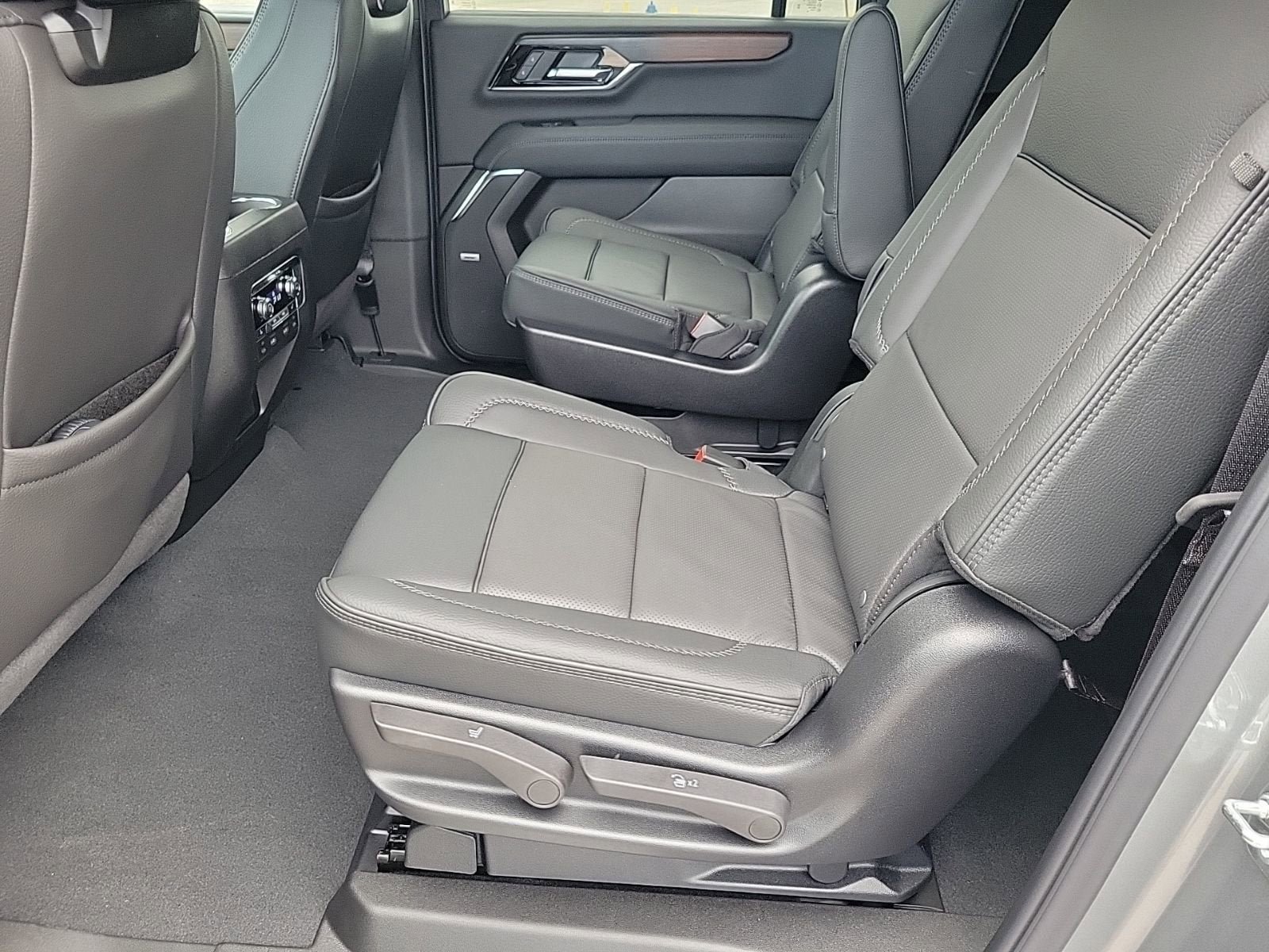 New 2026 GMC Yukon XL Denali w/ Denali Reserve Package AWD/4WD image 11