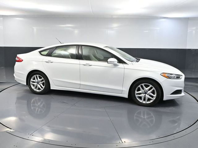 Used 2016 Ford Fusion SE FWD image 4