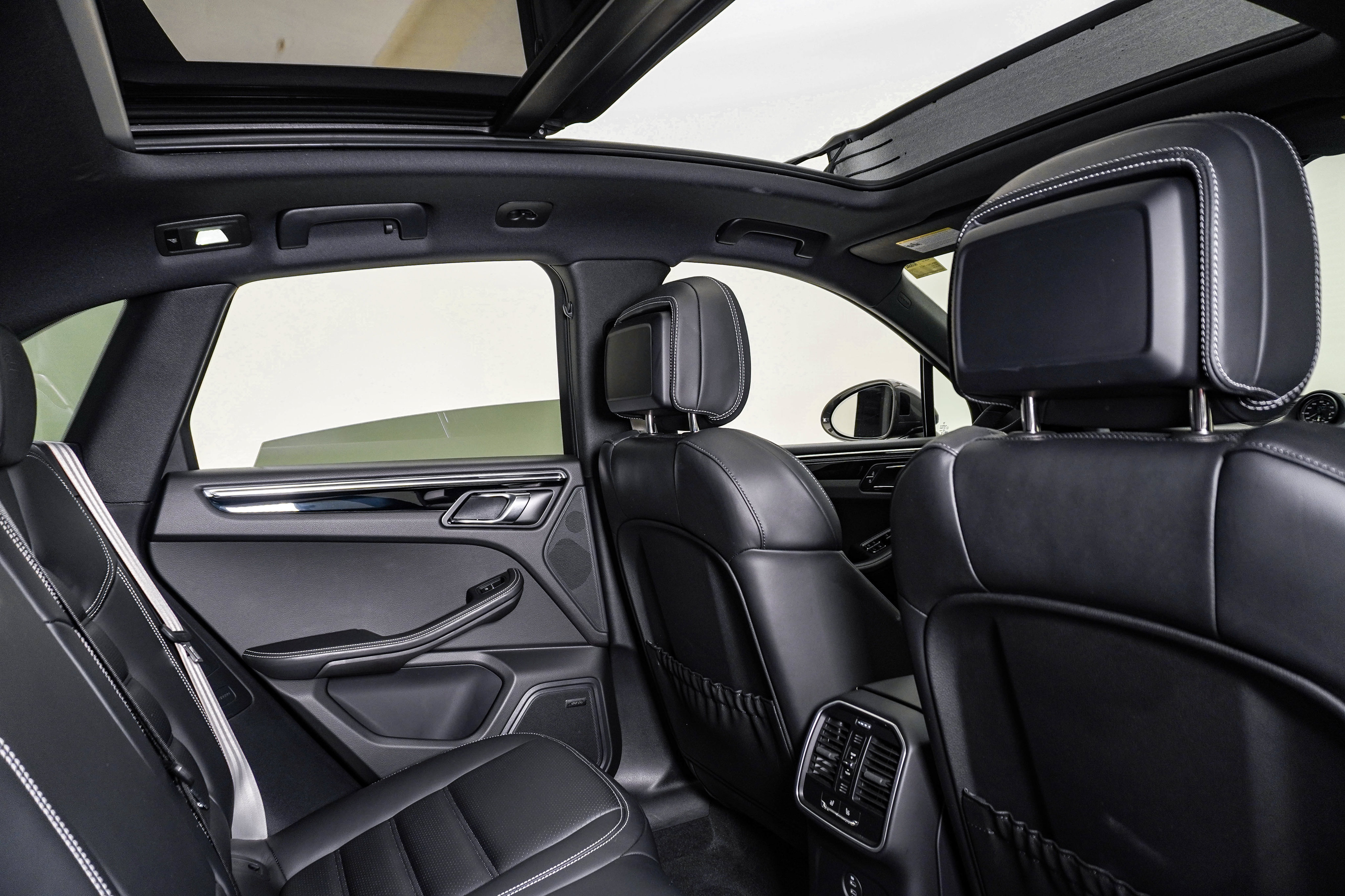 Certified 2026 Porsche Macan Turbo AWD/4WD image 16