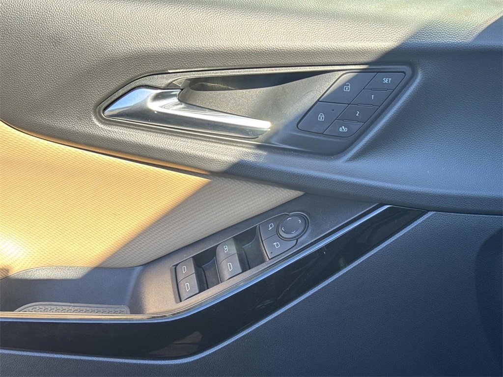 Used 2025 Chevrolet Equinox ACTIV w/ Safety and Technology Package image 35