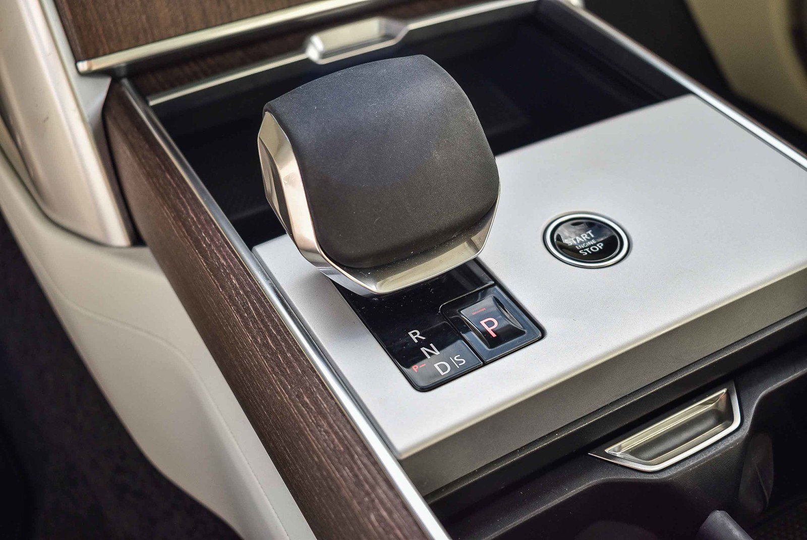 Certified 2025 Land Rover Range Rover SE image 21