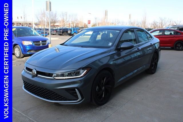 Used 2025 Volkswagen Jetta SE w/ Sunroof Package image 3