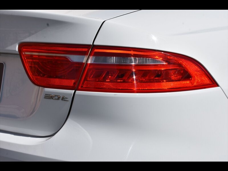 Used 2019 Jaguar XE Premium RWD image 51