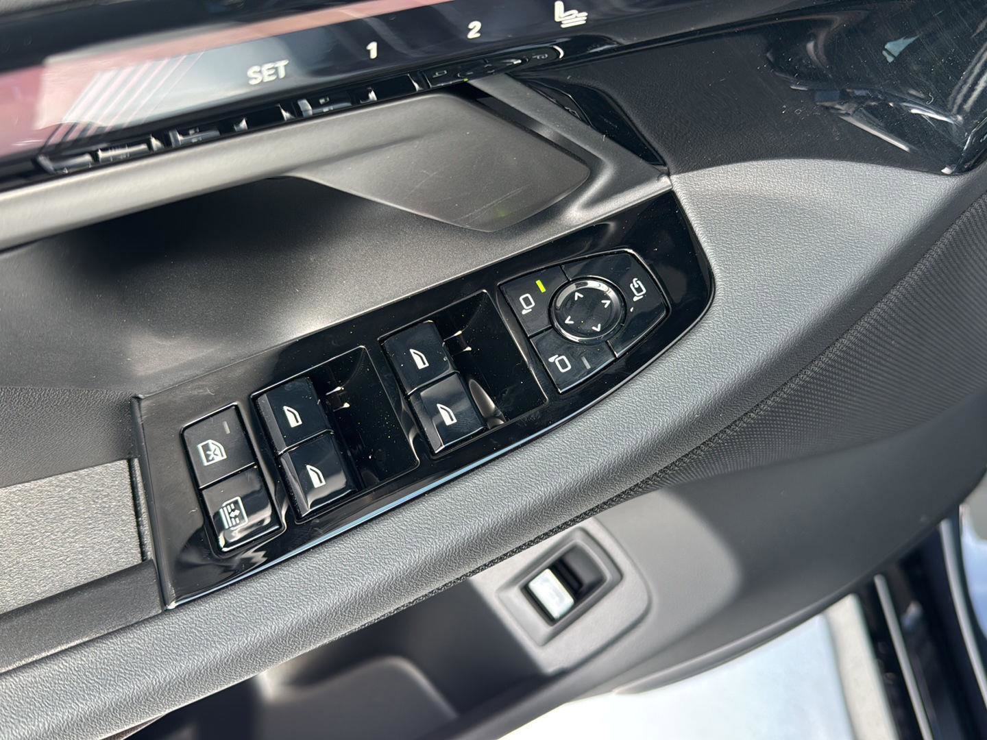 New 2026 BMW 550e xDrive w/ Executive Package image 30