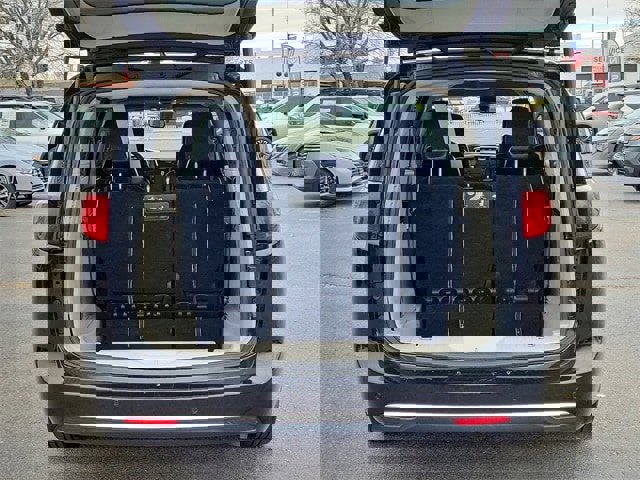 Used 2019 Chrysler Pacifica Touring-L w/ Advanced Safetytec Group image 12