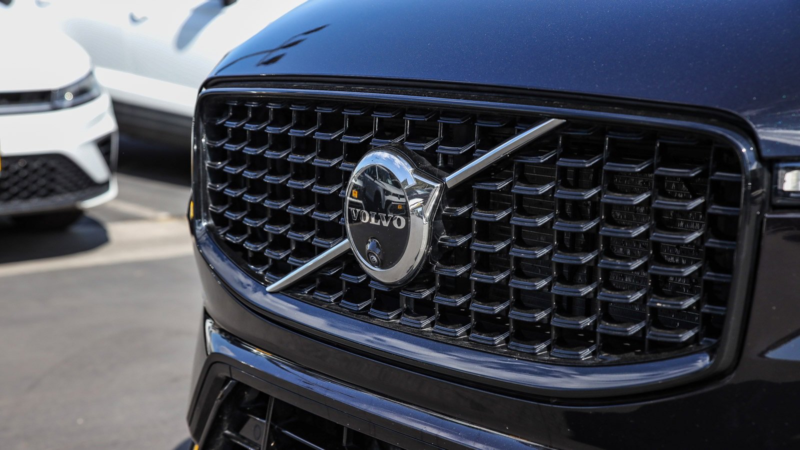 Used 2025 Volvo XC60 B5 Plus w/ Climate Package image 3