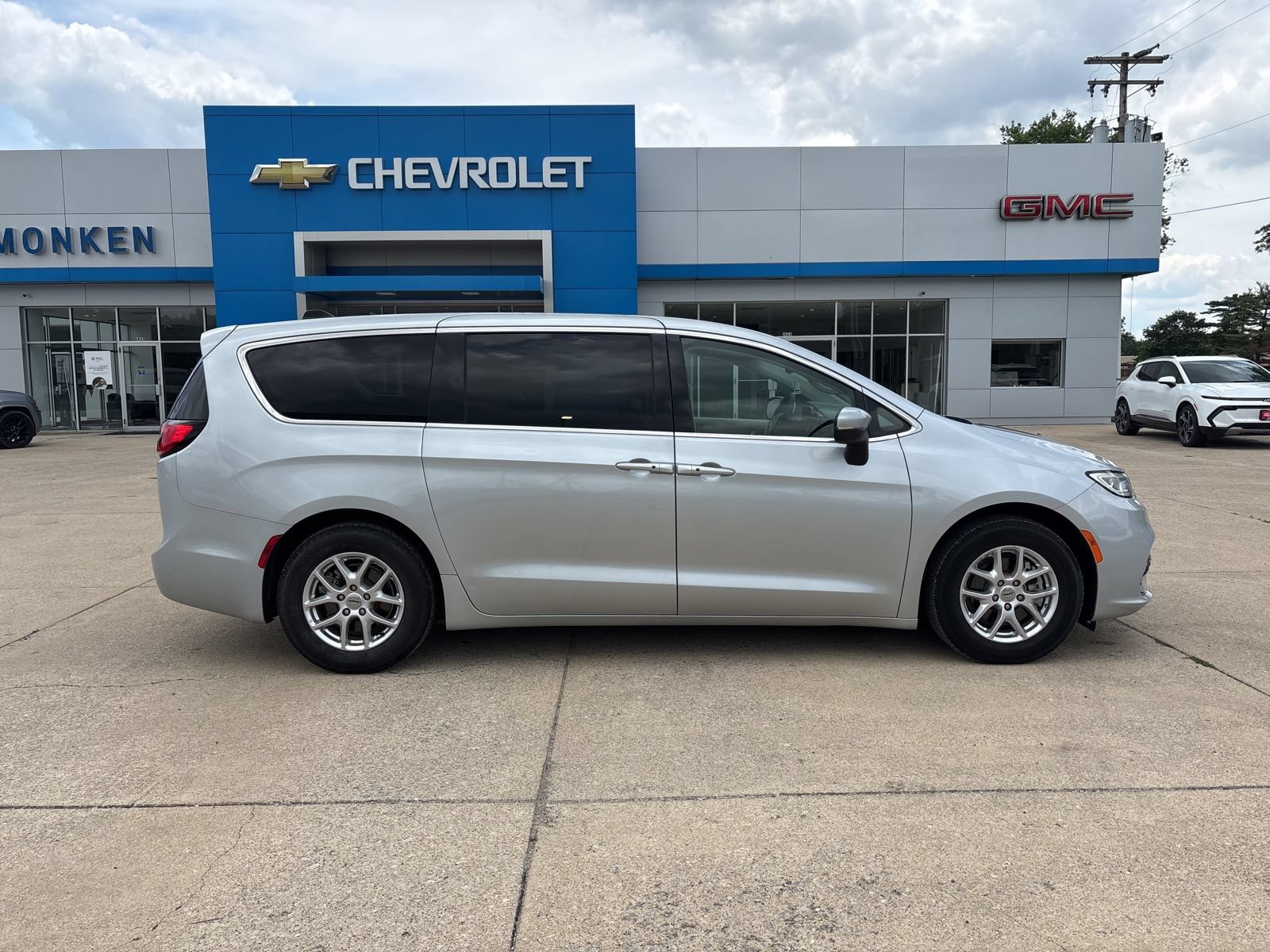 Used 2023 Chrysler Pacifica Touring-L FWD image 2