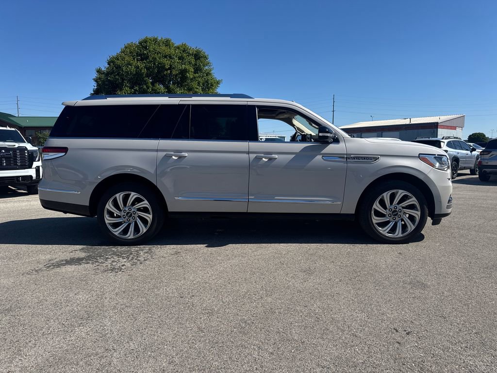 Used 2024 Lincoln Navigator L Reserve AWD/4WD image 7