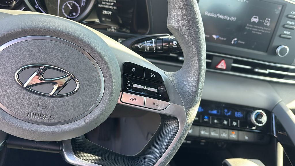 Used 2022 Hyundai Elantra Blue image 18