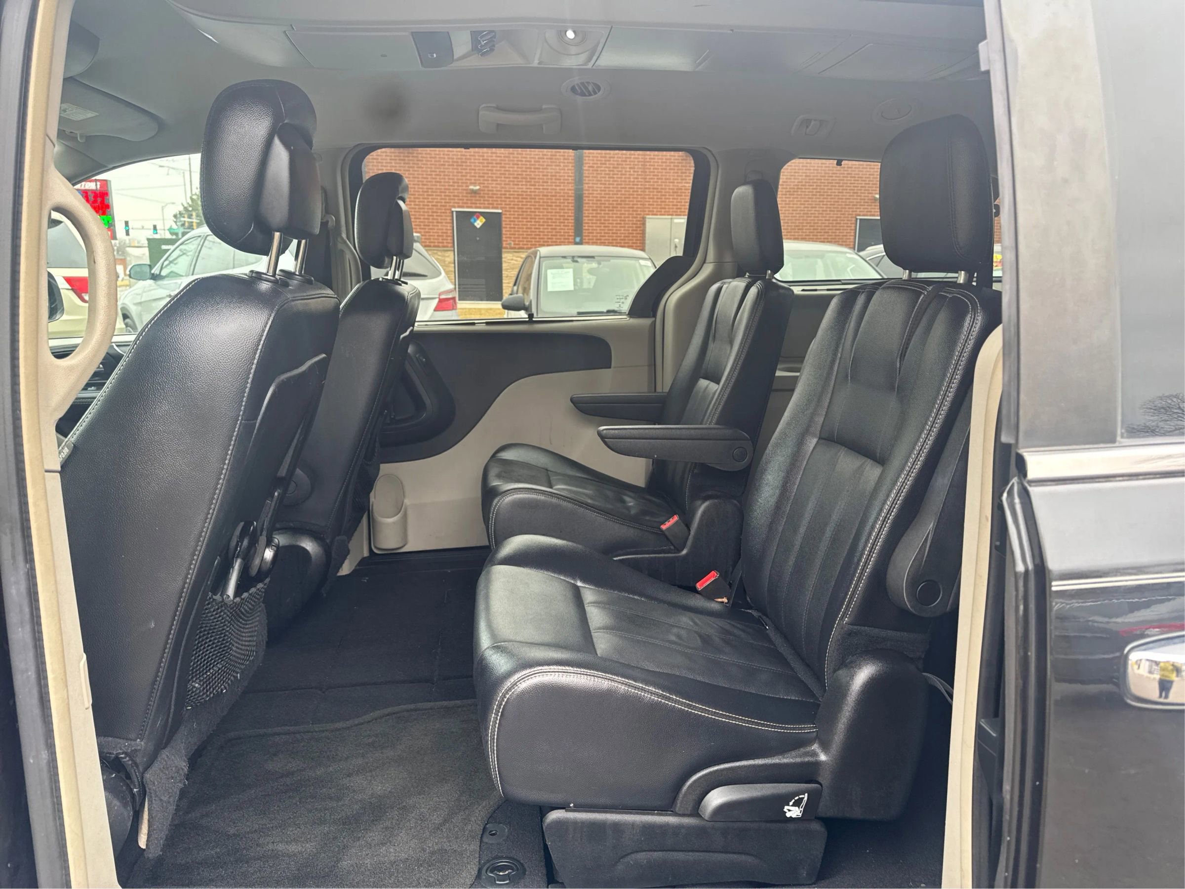 Used 2015 Chrysler Town & Country Touring w/ Driver Convenience Group image 11