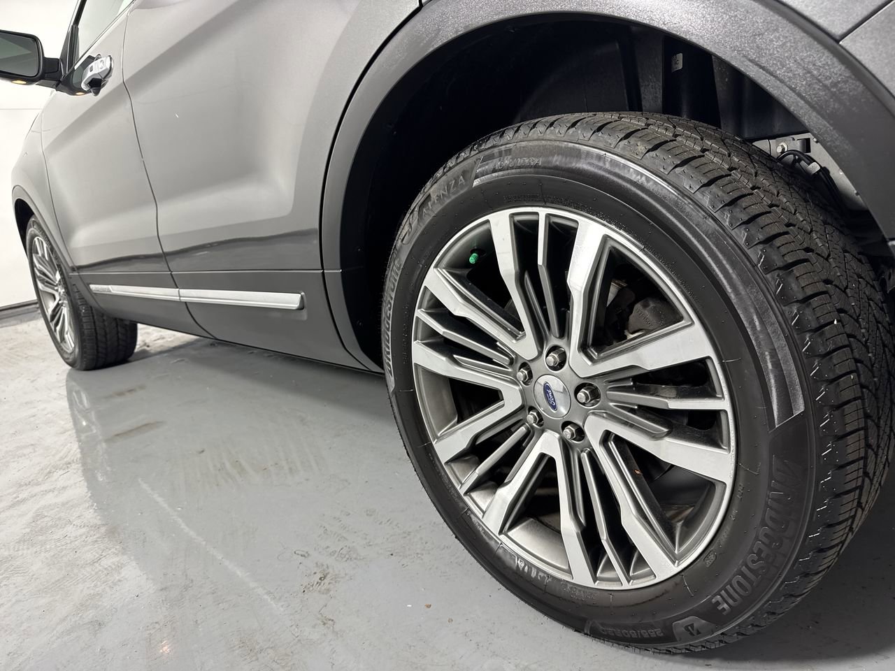 Used 2018 Ford Explorer Platinum AWD/4WD image 3