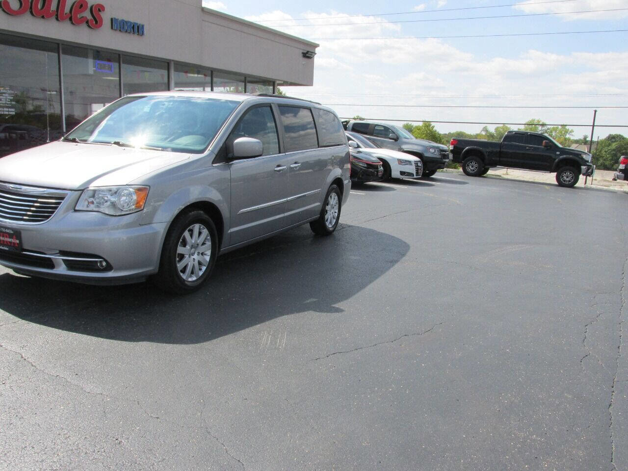 Used 2015 Chrysler Town & Country Touring w/ Driver Convenience Group image 4