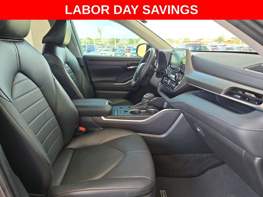 Used 2022 Toyota Highlander XLE FWD image 27