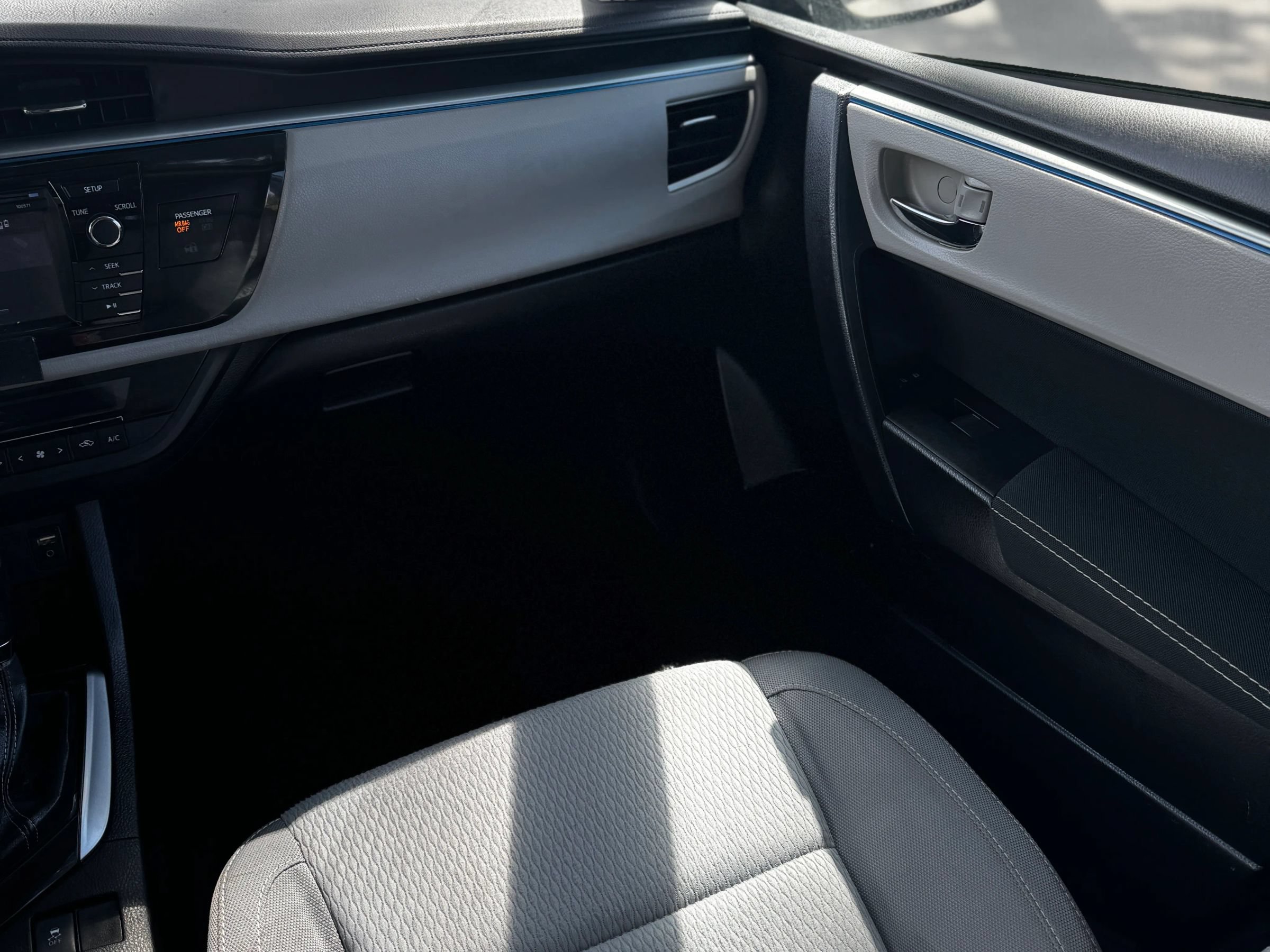 Used 2016 Toyota Corolla LE FWD image 15