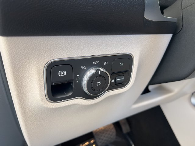 Used 2025 Mercedes-Benz EQB 300 4MATIC image 34
