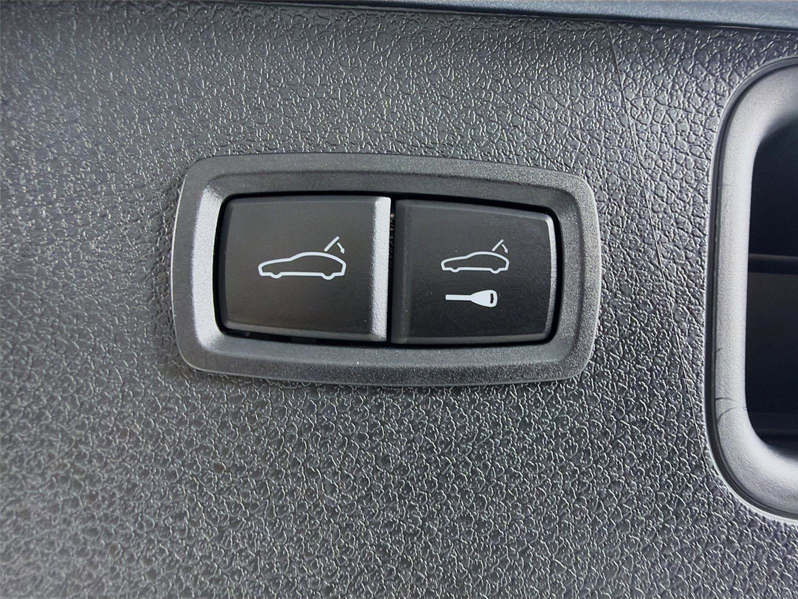 Certified 2025 Porsche Macan image 24