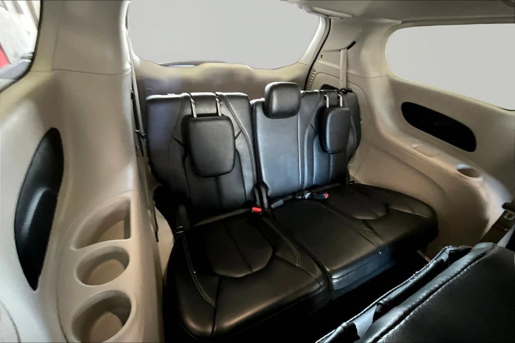Used 2024 Chrysler Pacifica Touring-L FWD image 25