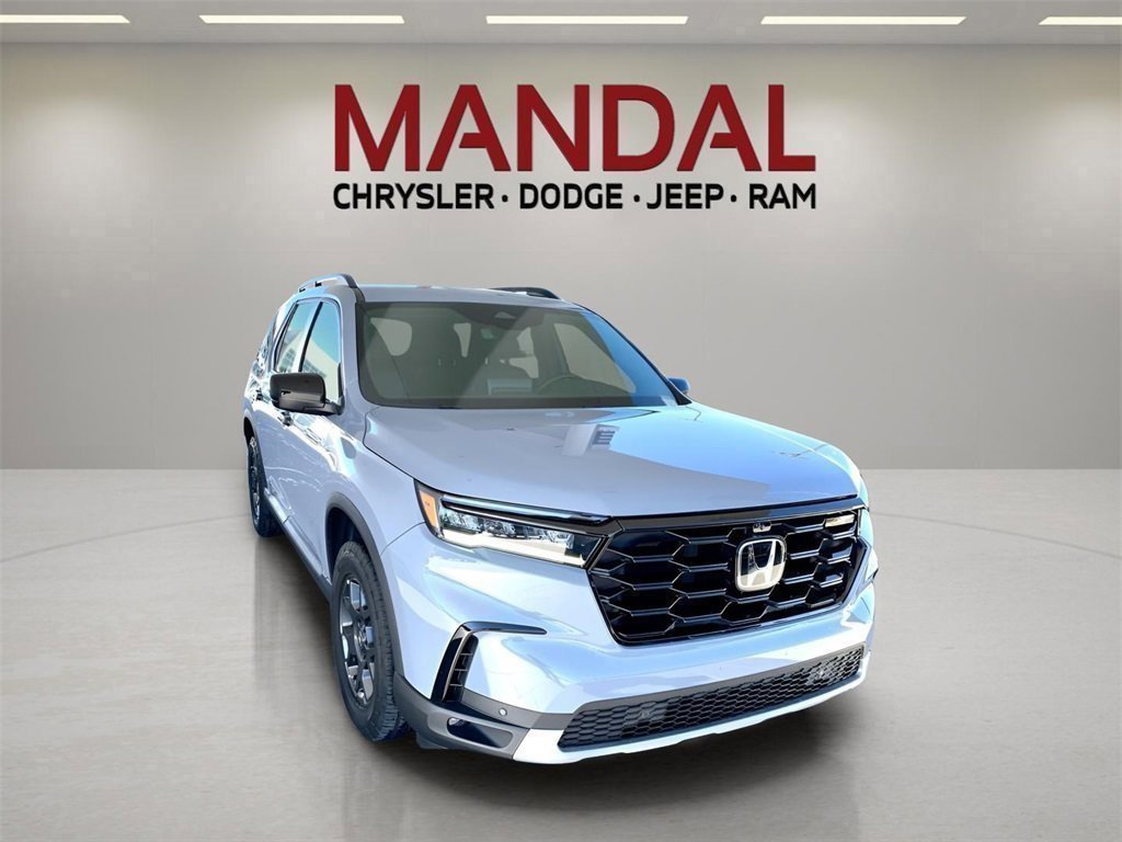 Used 2025 Honda Pilot TrailSport image 4