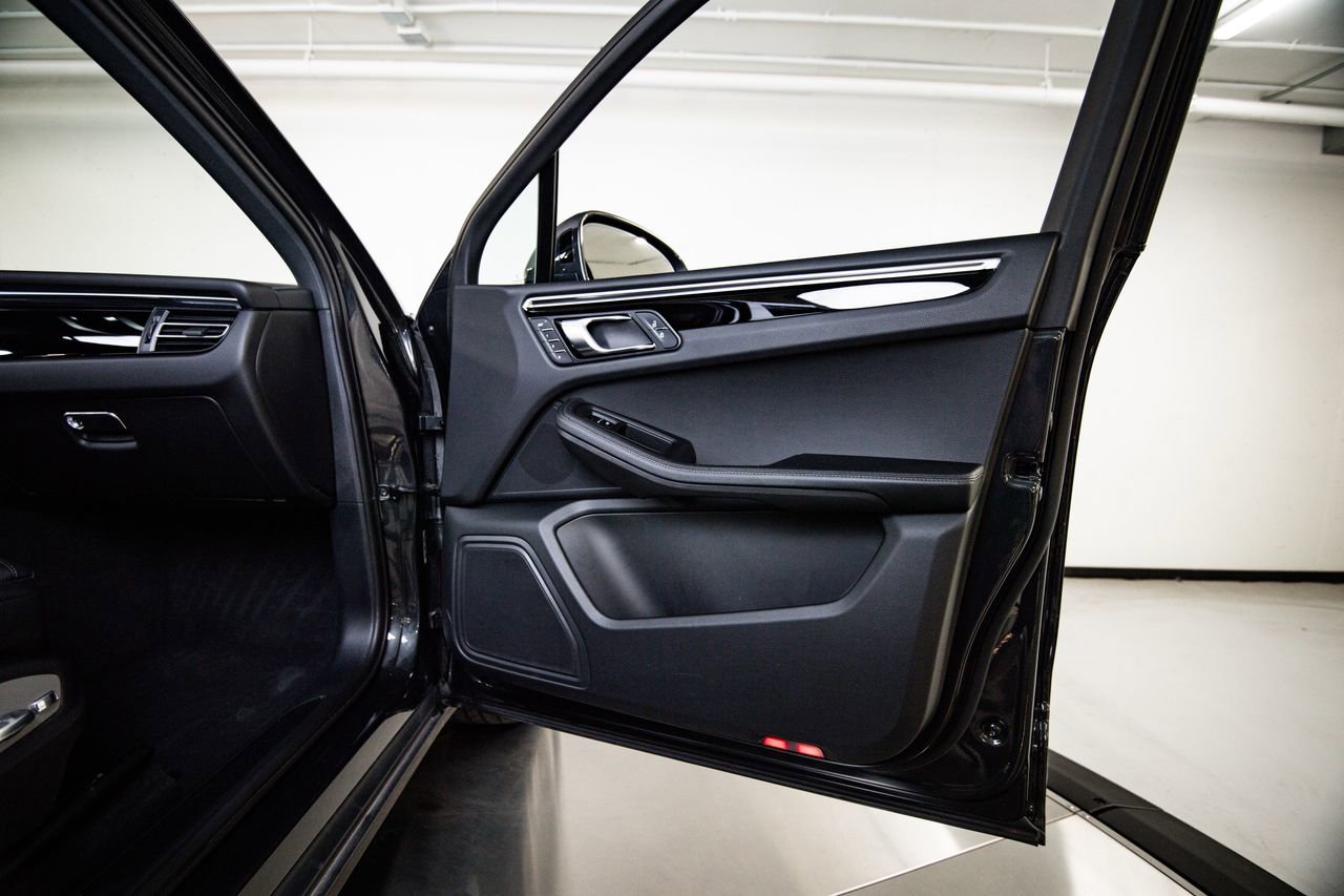 Certified 2024 Porsche Macan image 27
