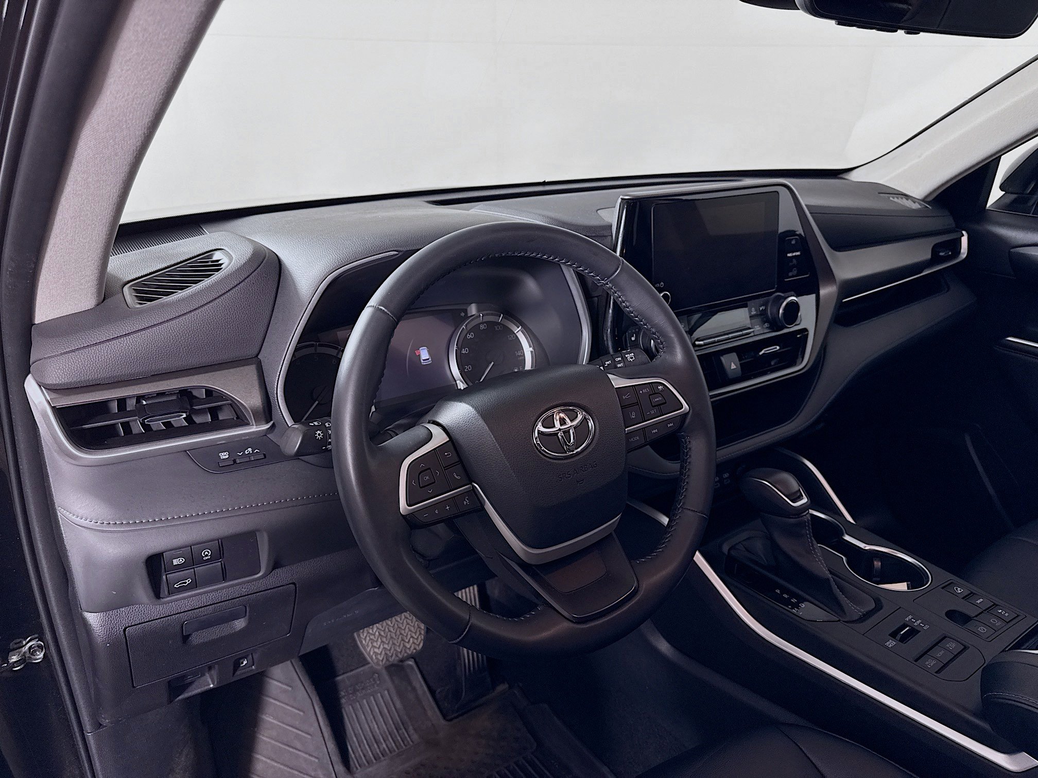 Used 2023 Toyota Highlander XLE AWD/4WD image 9