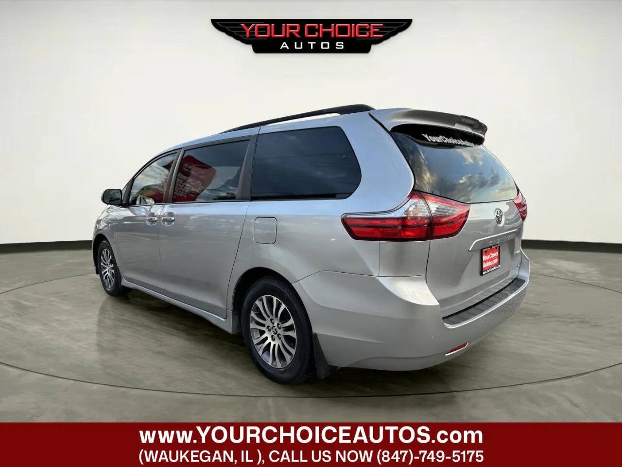 Used 2020 Toyota Sienna XLE w/ XLE Navigation Package FWD image 3