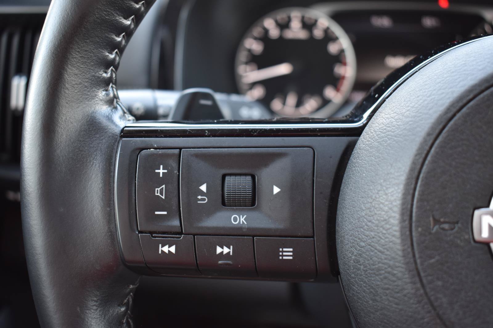 Used 2024 Nissan Pathfinder SL FWD image 34
