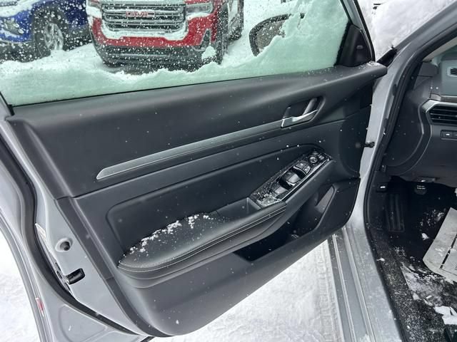 Used 2023 Nissan Altima 2.5 SV FWD image 9