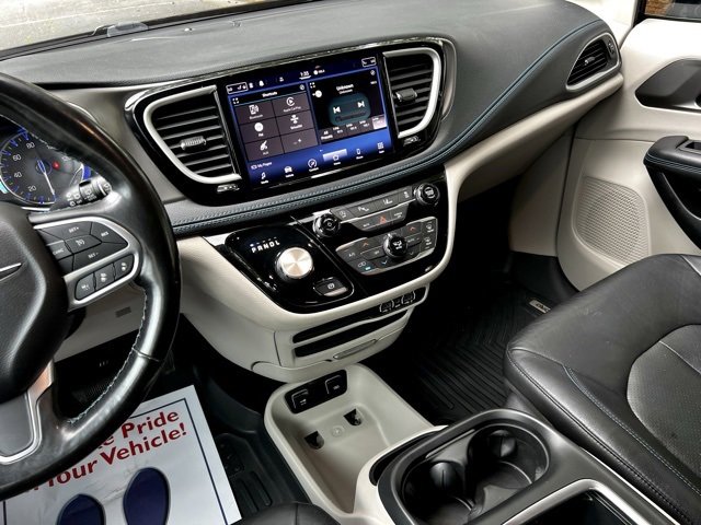 Used 2021 Chrysler Pacifica Touring-L image 40