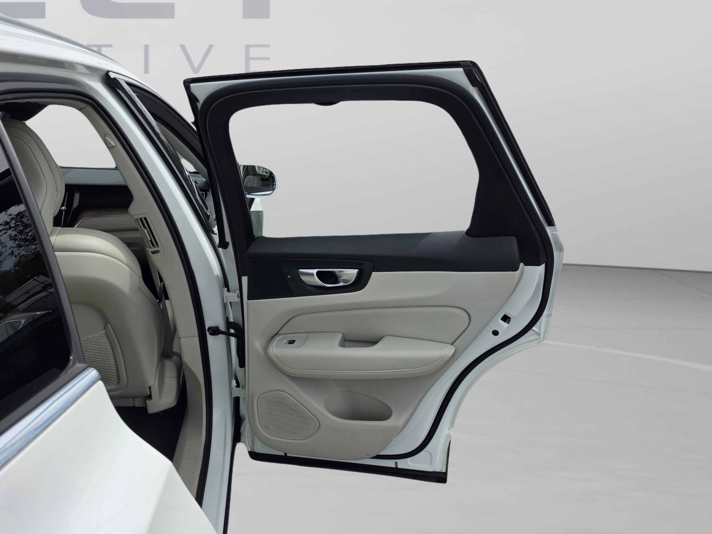 Used 2021 Volvo XC60 T5 Momentum w/ Climate Package image 27