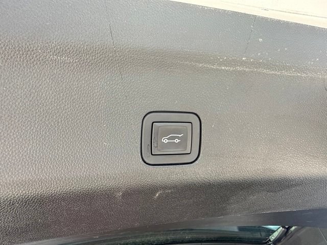 Used 2025 Chevrolet Suburban High Country AWD/4WD image 15