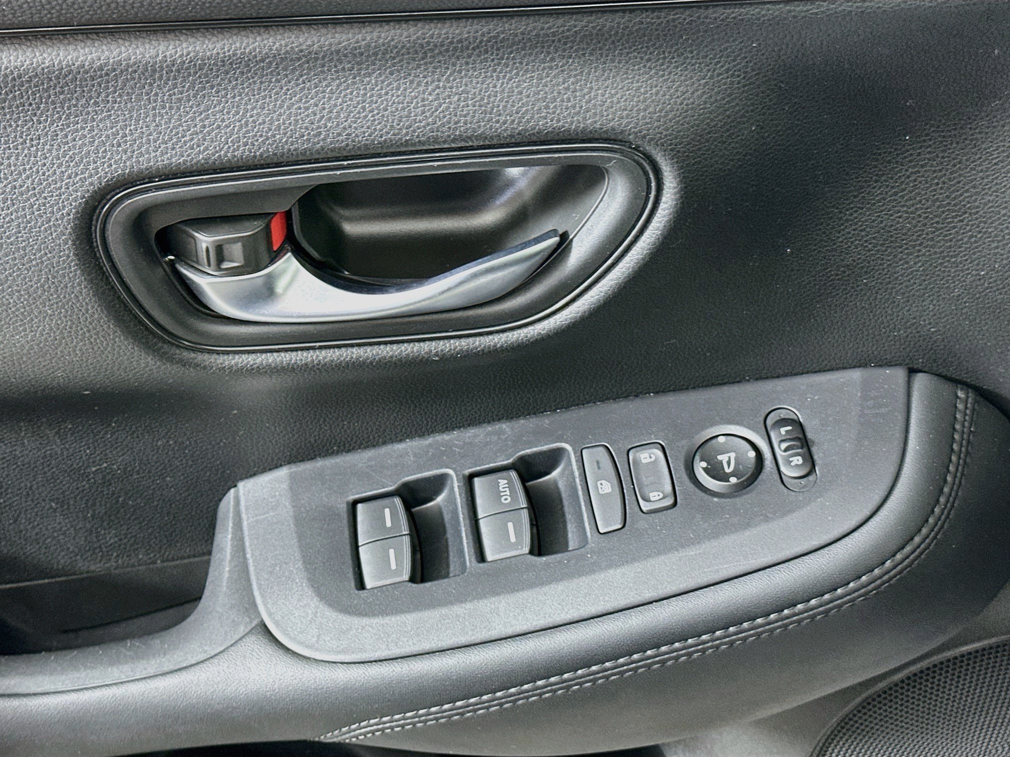 Used 2025 Honda HR-V LX image 15