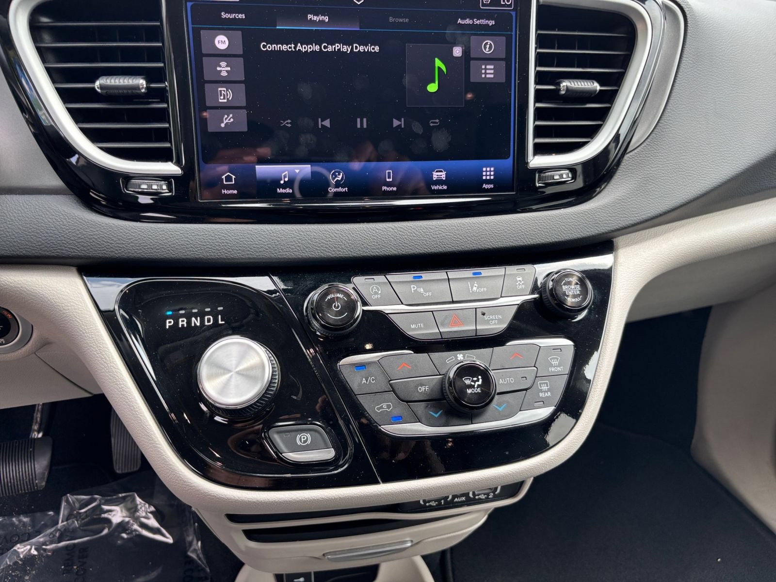 Used 2024 Chrysler Pacifica Touring-L FWD image 17
