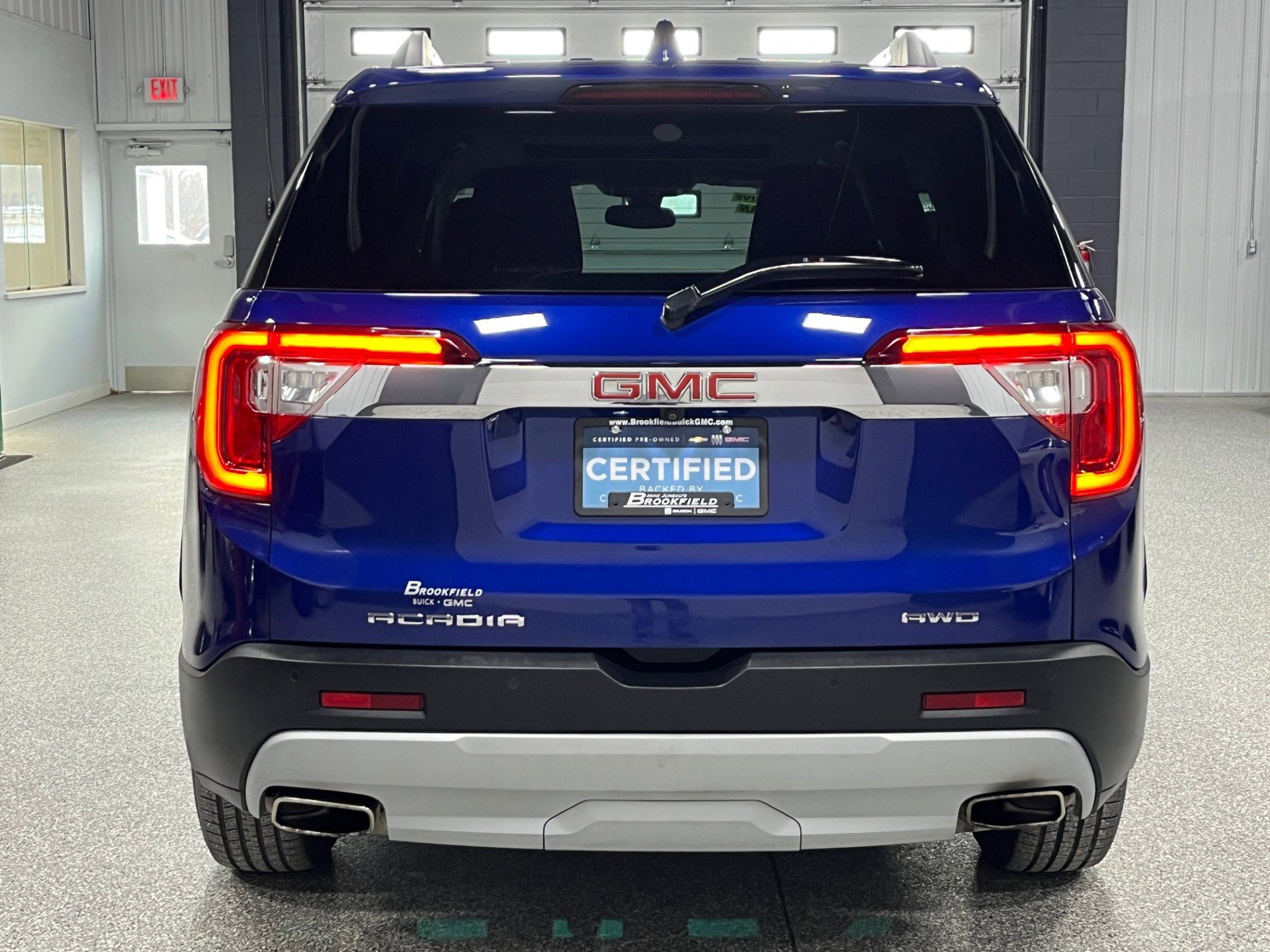 Certified 2023 GMC Acadia SLT w/ Preferred Package image 4